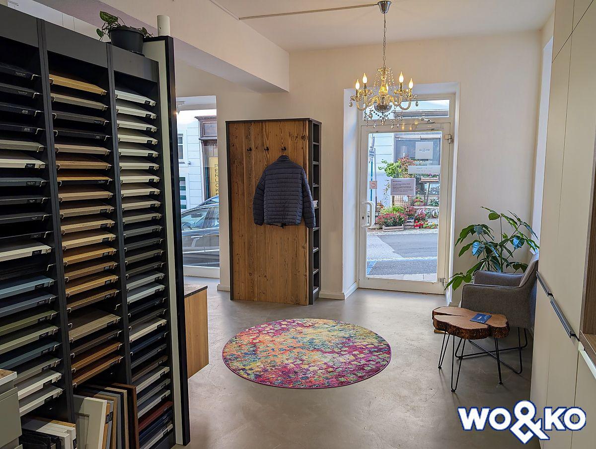 Garderobe aus Holz mit Hutablage im Eingangsbereich der Ausstellung